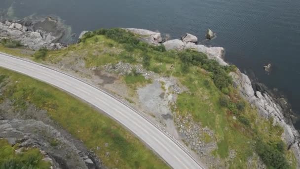 ノルウェーの風景の上を通り 海で飛ぶ — ストック動画