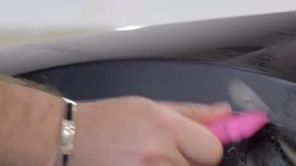 스퀴지 사용하여 자동차 분무기에 압력을 가하여 가까이 — 비디오