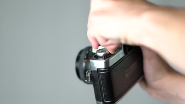 Primo Piano Della Giovane Pellicola Caucasica Avvolgente Mano Nella Fotocamera — Video Stock