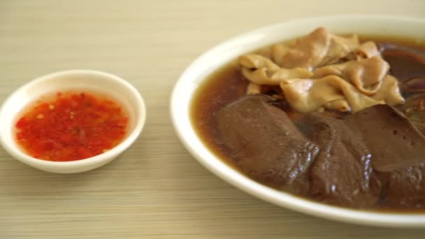 茶色のスープで煮込み鴨の内臓 アジア料理スタイル — ストック動画