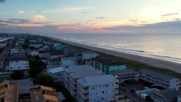 Impulso Aéreo Nascer Sol Sobre Carolina Praia Carolina Norte Imobiliário — Vídeo de Stock