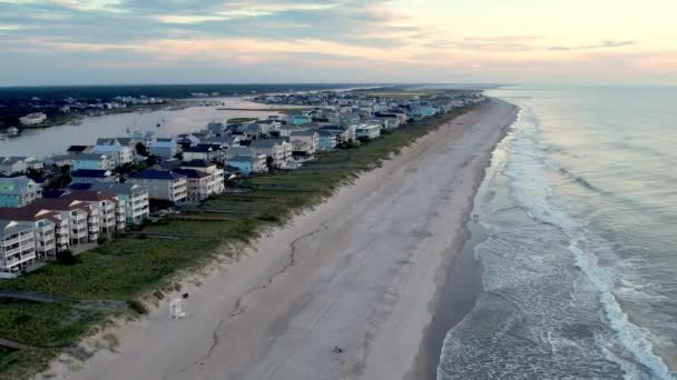 北部卡罗莱纳州卡罗莱纳海滩上空的高空飞行 — 图库视频影像