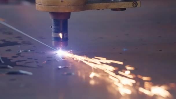 Zbliżenie Hot Plasma Cięcia Blachy Stalowej Warsztacie Metalowym Iskrami Powolny — Wideo stockowe