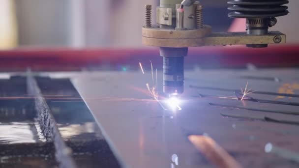 Close Nozzle Hot Plasma Cutting Steel Sheet Industrial Metal Workshop — Stock Video