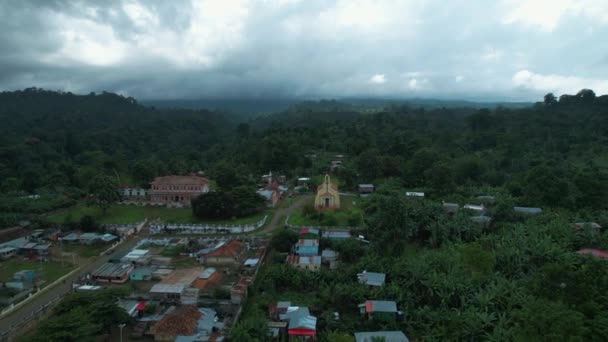 曇り空の教会への空中ビュー Roa Agostentiho Neto Sao Tome ドローンショット — ストック動画