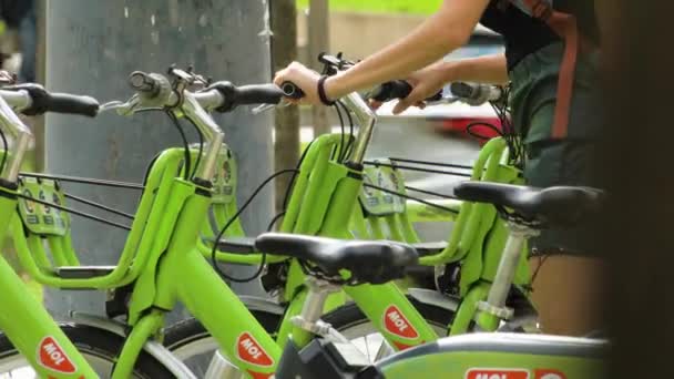 Close Van Een Vrouw Verwijderen Van Openbare Huurfiets Van Dock — Stockvideo