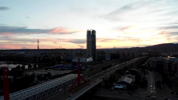 Zonsondergang Antenne Voor Schot Van Rkczi Bridge Wolkenkrabber Boedapest — Stockvideo