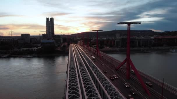 Måttlig Trafik Rkczi Bron Mol Torn Solnedgången Antenn — Stockvideo