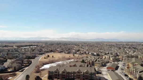 Východní Pláně Předměstské Sousedství Coloradu Skalnaté Hory Slunečný Den Vzestupně — Stock video