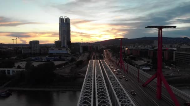 Kereta Api Dan Lalu Lintas Jembatan Rkczi Matahari Terbenam — Stok Video