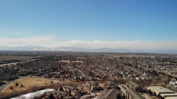 Suburban Neighborhood Eastern Plains Tegenover Rocky Mountains Scrolling Aerial Drone — Stockvideo