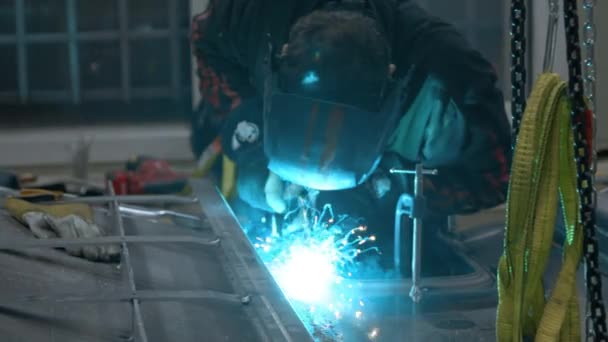 Kaynakçı Miğferindeki Adam Alüminyum Metal Parçaları Kaynak Yapıyor Yapımı Tekne — Stok video