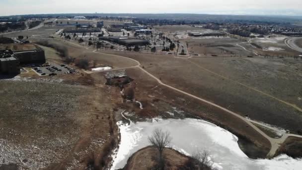 Icy Pond Park Colorado Irodaház Mellett Park Cinematic Aerial Drone — Stock videók