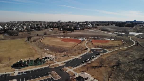 Spielplatz Und Baseballfeld Neben Parkplatz Softball Diamant Neben Nachbarschaft Colorado — Stockvideo