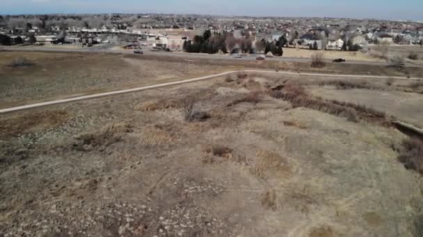 Kerékpárosok Lovaglás Pályán Kelet Colorado Külvárosában Forgalom Mellett Szabadidős Park — Stock videók