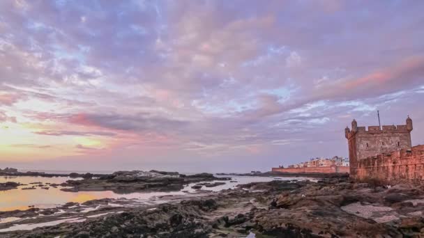 Gente Caminando Costa Rocosa Essaouira Atardecer Con Sqala Port Essaouira — Vídeos de Stock