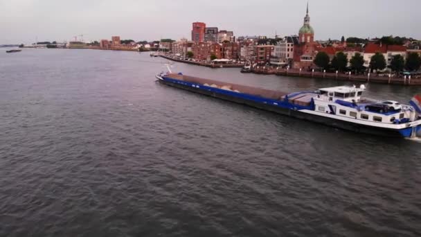 Lastfartyg Som Transporterar Sand Genom Holländsk Kanal Med Staden Bakgrunden — Stockvideo