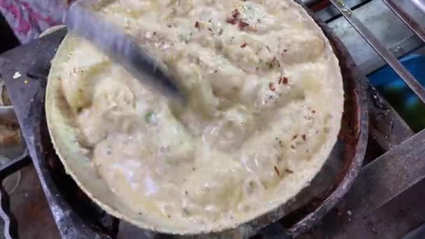 料理人おいしいとクリーミーホワイトソースアフガニモモコルカタで販売のための鍋で — ストック動画