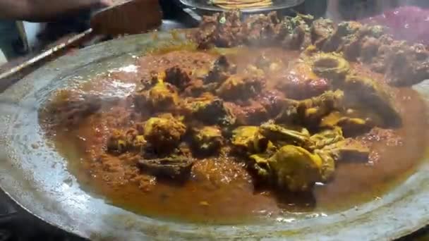 Vendedor Está Cocinando Pollo Kosha Pollo Curry Sartén Hierro Hierro — Vídeo de stock