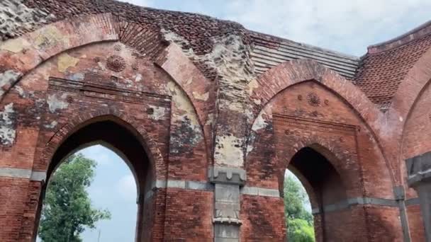 Die Bröckelnden Überreste Einer Kaputten Halle Mit Steinbögen Historischen Baro — Stockvideo