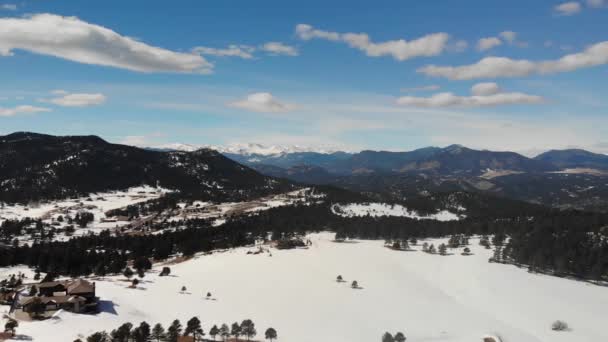 美丽的天气晴朗 多云的天空 落基山脉 雪地与树木 拍摄水平B卷Hd — 图库视频影像