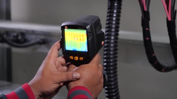 Ασιατικός Τεχνικός Χρησιμοποιεί Συσκευή Thermo Για Ελέγξει Θερμοκρασία Του Σύρματος — Αρχείο Βίντεο