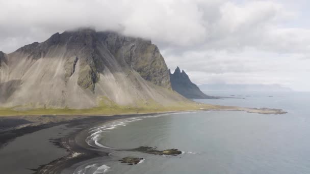 Drone Tiro Montanha Vestrahorn Com Brunnhorn Montanha Batman Montanha Islândia — Vídeo de Stock