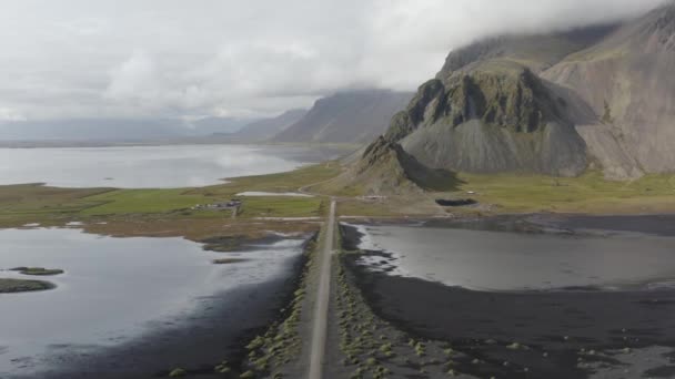 Letecký Pohled Vestrahorn Road Islandu Oblačný Den Drone Shot — Stock video