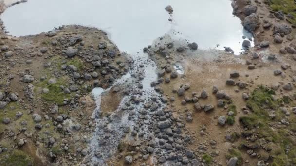 Aerial Flyover Lera Pool Med Stigande Ånga Island Solig Dag — Stockvideo