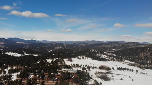 Apaisant Dramatique Parc Neigeux Sentiers Dans Les Montagnes Drone Footage — Video