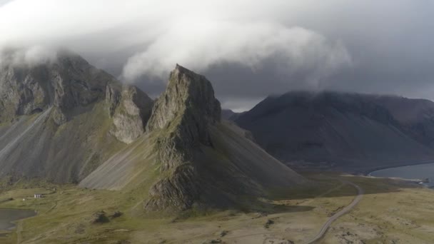 Eystrahorn Mountain Coast Cloudy Day Στην Ισλανδία Εναέρια Drone Shot — Αρχείο Βίντεο