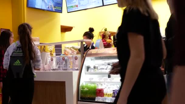 Рух Людей Які Купують Сік Магазині Booster Juice Торговому Центрі — стокове відео