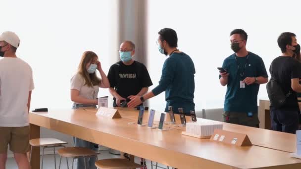 Pelanggan Terlihat Sedang Menguji Dan Membeli Produk Merek Apple Selama — Stok Video