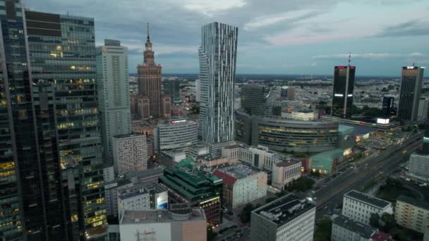 Luftaufnahme Des Finanzzentrums Rdmiecie Bei Nacht Mit Symbolträchtigen Wolkenkratzern Polen — Stockvideo