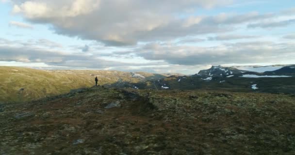 Escursionista Drone Cerchio Hardangervidda Collina Rivelando Montagna Panoramica Tramonto — Video Stock