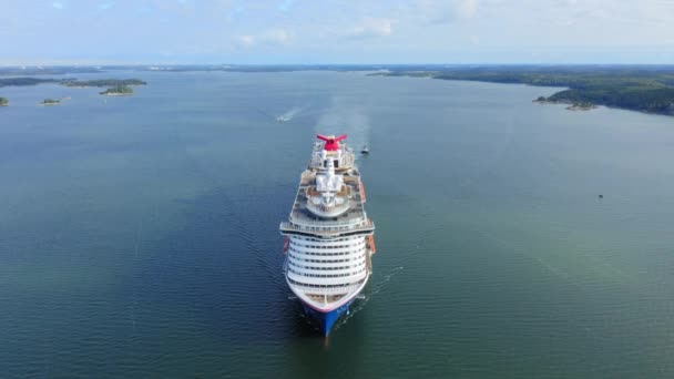 在海上试验期间在芬兰群岛的游轮Carnival Celebration 拖船协助 高空俯冲前景 — 图库视频影像