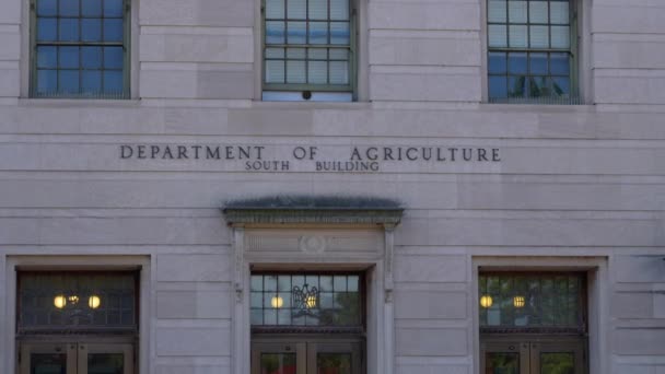 アメリカ農務省の建物の通りのレベルから ワシントンDcの堂々とした政府の建物の上昇ビュー — ストック動画