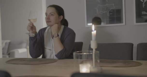 우울하고 여자가 식탁에서 와인을 마시며 있습니다 — 비디오