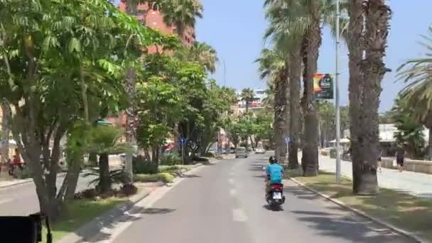 Blick Vom Vordersitz Des Busses Malaga Spanien Menschen Spazieren Auf — Stockvideo