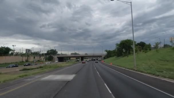 Pov Lastbilschaufför Som Kör Den Amerikanska Motorvägens Mittfält Chicago — Stockvideo