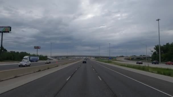 Lege Weg Met Slechts Een Paar Auto Passeren Pov Chicago — Stockvideo