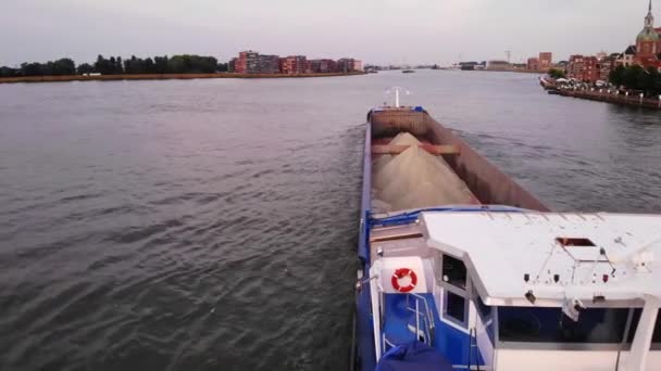 Pasir Kapal Kargo Dengan Mobil Atasnya Dan Bendera Belanda Kanal — Stok Video