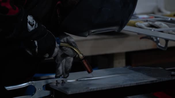 焊工头盔上的工人正在焊接铝金属 慢动作 — 图库视频影像