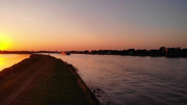 Laag Kalm Water Vliegen Bij Zonsondergang Terwijl Commercieel Schip Cruisen — Stockvideo