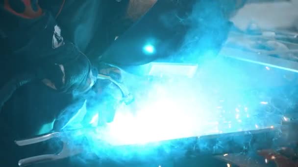 Robotnik Masce Spawacza Spawanie Części Metalowych Niebieskimi Iskrami Wysokotemperaturowymi Slow — Wideo stockowe