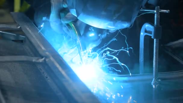 Bir Endüstriyel Kaynakçı Fabrikada Metal Parçaları Kaynaklıyor Yavaş Çekim Yakın — Stok video