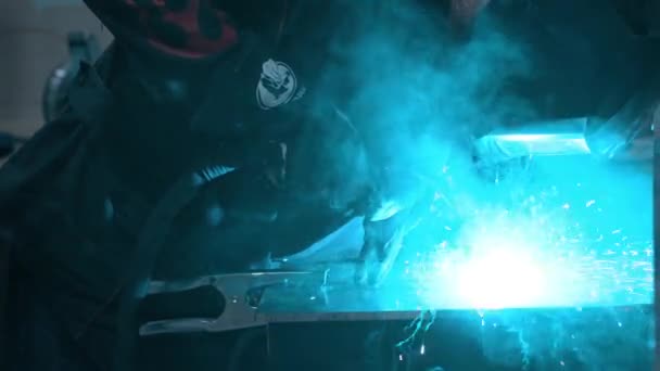 Manliga Arbetare Skyddssvetsens Hjälmsvetsfog Aluminiumdelar Vid Verkstad Eller Fabrik — Stockvideo
