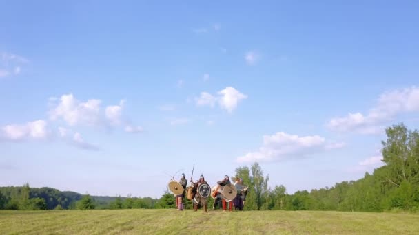 Drone Rotatie Van Middeleeuwse Ridders Met Zwaarden Schilden Tijdens Rituele — Stockvideo