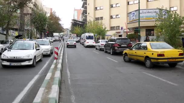 イランの首都テヘランの都市のショット スカイライン ランドマークトラフィック — ストック動画