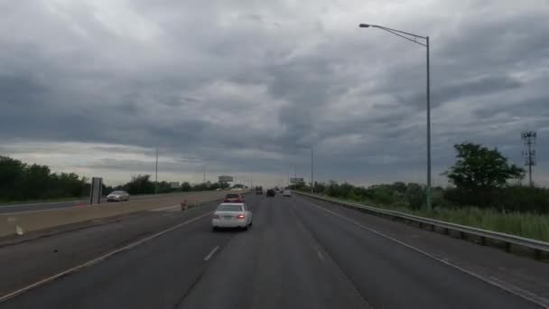 Pov Lastbil Kör Motorvägen Med Molnigt Väder Ovanför Vägen Chicago — Stockvideo